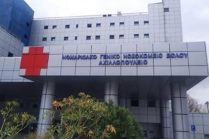 Απίστευτο βίντεο από τη Σκιάθο: Ασθενοφόρο παρέσυρε με τον καθρέφτη γυναίκες που ψώνιζαν σε πεζόδρομο