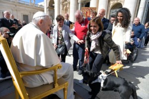 Πάπας Φραγκίσκος: Δεν μπορώ να περπατήσω - Πρέπει να υπακούσω στους γιατρούς