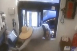 Τρόμος στο Νέο Ηράκλειο: Η στιγμή που ληστής ορμά με μαχαίρι σε υπάλληλο mini market - Η σοκαριστική μάχη [βίντεο]