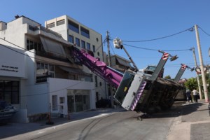 Θεσσαλονίκη: Γερανός "μπούκαρε" σε μπαλκόνι διαμερίσματος [εικόνες] - εικόνα 2