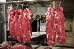 Πάτρα: Κλειδώθηκαν σε καφετέρια για να γλιτώσουν τα πρόστιμα – Η αστυνομία κάλεσε κλειδαρά - εικόνα 2