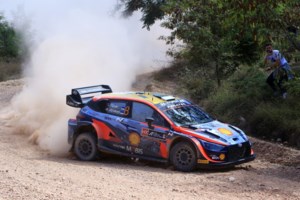 ΕΚΟ Ράλλυ Ακρόπολις 2023: Τρομακτικό ατύχημα - Αυτοκίνητο παραλίγο να πέσει πάνω σε θεατές [Βίντεο]