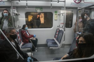 Ερευνα ΕΚΠΑ: Αυτά είναι τα απαραίτητα μέτρα για να περιοριστεί η μεταδοτικότητα του κορονοϊού