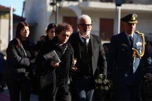 Δάκρυσαν όλοι στον επικήδειο των γονιών του υποσμηναγού - "Ησουν ο γιος που θα ήθελε κάθε μάνα στην αγκαλιά της" [βίντεο] - εικόνα 5