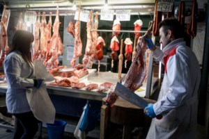 Ξυλοδαρμός κρεοπώλη στην Πάτρα: Στο νοσοκομείο η γυναίκα του – "Μας έκλεβε στο ζύγι…", λένε οι δράστες