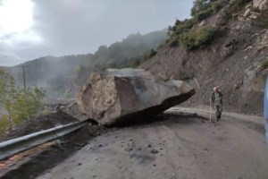 Αράχωβα: Ουρανοκατέβατος βράχος έπεσε σε αυτοκίνητο - Ζουν από θαύμα οι επιβάτες του Ι.Χ