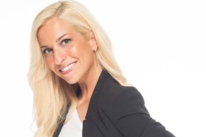 Άννα Μπουσδούκου: Ποζάρει με τζιν σορτσάκι και ολόσωμο μαγιό με φόντο το ηλιοβασίλεμα - εικόνα 8