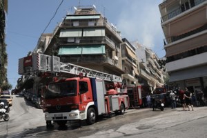 Φωτιά στο Πέραμα: Νεκρός ανασύρθηκε ένας άντρας
