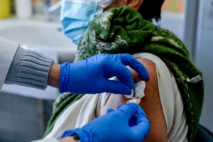 Κορονοϊός - EΜΑ: Αρχισε η αξιολόγηση για τη νέα έκδοση του εμβολίου της Pfizer, προσαρμοσμένη για παραλλαγές