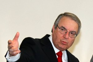 Ο Γιώργος Μπαμπινιώτης "ξαναχτυπά": Ο ταφών και τα ρομπότ, δύο ενδιαφέρουσες λέξεις