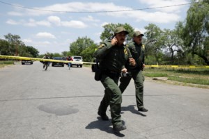 Συναγερμός στο Τορόντο: Αστυνομικοί πυροβόλησαν νεαρό που περπατούσε σε δρόμο κρατώντας καραμπίνα