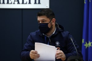 Καθηγητής Παυλάκης: Το τρίτο κύμα είναι εδώ - Πρέπει να γίνει σκληρό lockdown