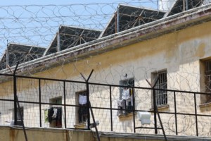 Αιφνιδιαστική έφοδος στις φυλακές Κορυδαλλού: Ο "αριστερόχειρας ληστής" και τα κρυμμένα όπλα