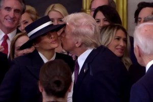 Ορκωμοσία Τραμπ: Οι αποκαλύψεις για τη Μελάνια - "Την πόνεσαν τα πόδια της" από την ορθοστασία με γόβες στιλέτο - εικόνα 4