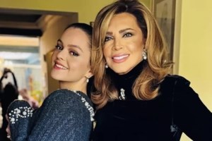 Θεατρική βραδιά για τη Μιμή Ντενίση: Η chic εμφάνιση στα χρώματα του φθινοπώρου - εικόνα 3