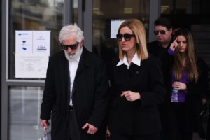 Δίκη Φιλιππίδη: Ξέσπασαν σε κλάματα Παπαχαραλάμπους και Δροσάκη - Αγκάλιασαν τις καταγγέλλουσες - εικόνα 5