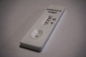 Κορονοϊός: Καμπανάκι Παγώνη για το νέο στέλεχος FLiRT - Προσοχή στις ομάδες υψηλού κινδύνου - εικόνα 2