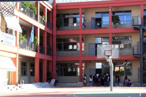 Καλλιθέα: Ισχυρή έκρηξη από εμπρησμό αυτοκινήτου - Ζημιές και σε διπλανά οχήματα - εικόνα 2