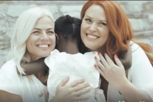 Δούκισσα Νομικού: Ποζάρει στο τεράστιο σαλόνι της με λευκό oversized πουλόβερ και λευκές κάλτσες - εικόνα 6