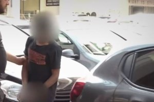 Φρεαττύδα: Προκλητικοί οι Αιγύπτιοι που επιτέθηκαν στην 17χρονη - Χτυπήματα και χειρονομίες έξω από τα δικαστήρια