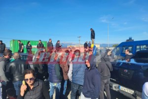 Το έριξε στο τραγούδι ο Κουρέτας: "Ερμήνευσε" στο μπλόκο των αγροτών στη Νίκαια το "Άνοιξε γιατί δεν αντέχω" - εικόνα 2