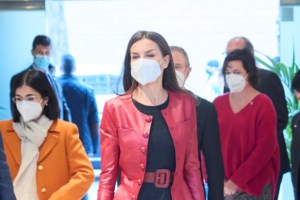 To business look της Βασίλισσας Λετίσια: Το μεσάτο navy κοστούμι που εκπέμπει αυτοπεποίθηση - εικόνα 3