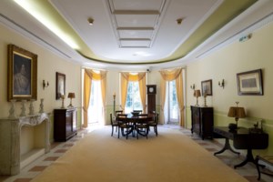 Το The Crown αποχαιρετά τον Πρίγκιπα Φίλιππο: Το... φοβισμένο αντίο του ηθοποιού που ενσάρκωνε τον ρόλο του - εικόνα 6