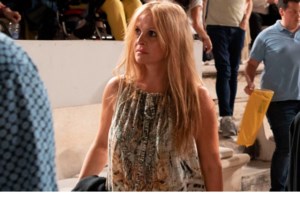 Τεράστιος Σταύρος Ξαρχάκος: Διευθύνει μοναδικά πιτσιρίκια με μπουζούκια  σε ταβέρνα στη Σύρο [Βίντεο]