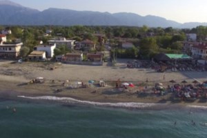 Σφοδρή σύγκρουση στη Λάρισα: Στο νοσοκομείο ζευγάρι με δύο μικρά παιδιά  από μετωπική σύγκρουση αγροτικού με Ι.Χ. [εικόνες]