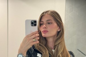 Αμαλία Κωστοπούλου: Business cool με καρό μπλέιζερ, μπαλαρίνες Chanel και υπερβολικά φαρδύ denim - εικόνα 7