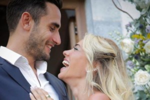 Κόνι Μεταξά: Παντρεύτηκε τον εκλεκτό της καρδιάς της Μάριο Καπότση - Συγκινημένος ο Λευτέρης Πανταζής -  Δείτε τον γάμο στα Χανιά [εικόνες]