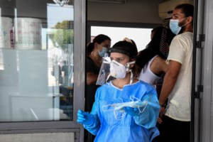 Κορονοϊός: "Μύθος η ανοσία της αγέλης", λέει ο πρόεδρος ελληνικής εταιρείας λοιμώξεων