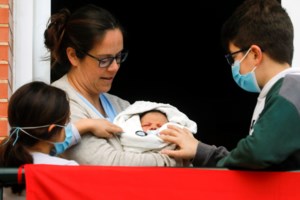 Ξέσπασε η Τζοάν Κόλινς εναντίον της βρετανικής κυβέρνησης: Είσαστε ρατσιστές με την τρίτη ηλικία