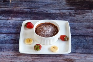 Συνταγή για υγρό κέικ με πραλίνα φουντουκιού από τον Ακη Πετρετζίκη - εικόνα 2