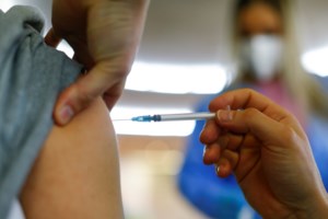 Βρετανία: Έγκριση του εμβολίου των Pfizer/BioNtech για τους εφήβους 12-15 ετών