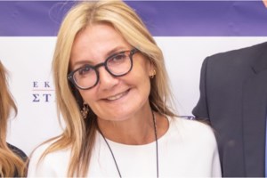 Μαρέβα Γκραμπόφσκι Μητσοτάκη: Με σταυρωτό βελούδινο blazer σε φιλανθρωπικό gala στη Λίμνη Κόμο - εικόνα 6