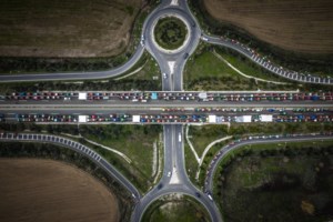 Λάρισα: Ενισχύεται διαρκώς το μπλόκο των αγροτών στη Νίκαια - Κλειστή η εθνική Αθηνών - Θεσσαλονίκης