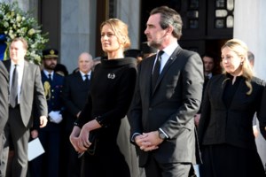 "Παιχνίδι" της Ιστορίας: Στο "άντρο" των Παπανδρέου στο Καστρί μένουν ο Νικόλαος και η Τατιάνα Μπλάτνικ [Βίντεο]