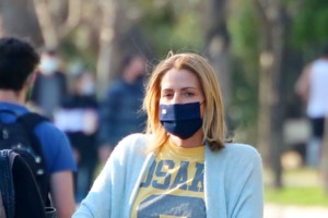 Τζένη Μπαλατσινού: Φωτογραφίζεται για πρώτη φορά με τον 3,5 μηνών γιο της στην αγκαλιά - εικόνα 2