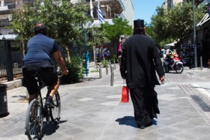 Θεσσαλονίκη: "Παιδεραστής 1" - Το μήνυμα σε τοίχο που έγραψε με αίμα του θύματος ο 29χρονος, αφού έσφαξε τον 65χρονο - εικόνα 2