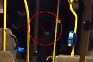 Συναγερμός στο Μενίδι: Αδέσποτη σφαίρα καρφώθηκε σε παιδικό κάθισμα αυτοκινήτου