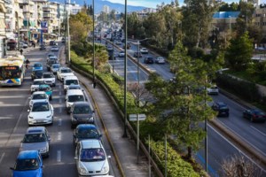 Αντιδρούν οι ιδιοκτήτες τουριστικών λεωφορείων στα αυξημένα τέλη κυκλοφορίας - Θέλουν εξίσωση με τα ΚΤΕΛ