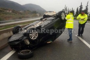 Porsche έπεσε πάνω σε αγροτικό και μπήκε σε ζαχαροπλαστείο στη Βάρδα [Εικόνες] - εικόνα 2