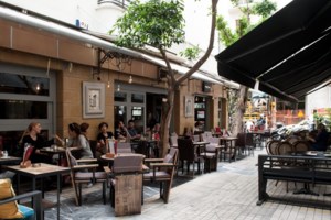 Παπαθανάσης: Πιο αυστηρά τα μέτρα και οι έλεγχοι στα εμπορικά κέντρα σε σχέση με τα σούπερ μάρκερ