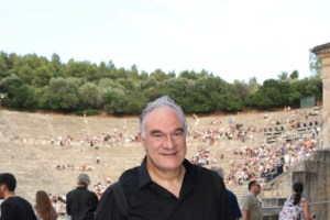 Βασιλακόπουλος: Η μετάδοση γίνεται στα σπίτια - Το εμβόλιο είναι η μόνη λύση