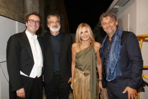 Γερμανία: Έλληνας εστιάτορας που λατρεύει την Μέρκελ, έδωσε 10.000 ευρώ για ένα κέρινο ομοίωμά της - εικόνα 3