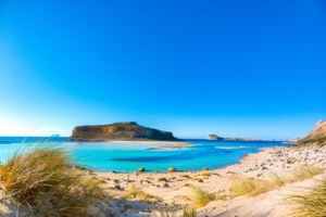 Οι παραλίες της Αττικής από Γλυφάδα μέχρι Αλεποχώρι υποδέχονται τους λουόμενους - Το πρόβλημα πάρκινγκ και η ανάπλαση