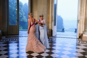 Η βασίλισσα Μάξιμα με απίθανο deux pieces Tory Burch: Η εμφάνιση στην παραλία που κέρδισε τις εντυπώσεις - εικόνα 11