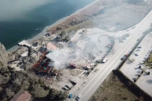 Εύβοια - Βίντεο drone Haanity: Η άγνωστη παραλία με τον περίεργο κυματοθράστη σε σχήμα "μπανάνας"