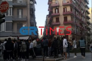Θεσσαλονίκη: Επικίνδυνες εικόνες συνωστισμού έξω από καφέ και μπαρ  - Συστάσεις της αστυνομίας [βίντεο]